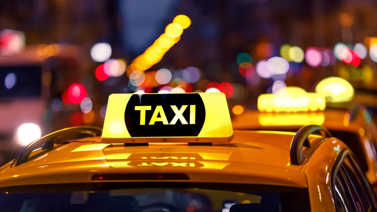 Taxi in der Stadt bei Nacht